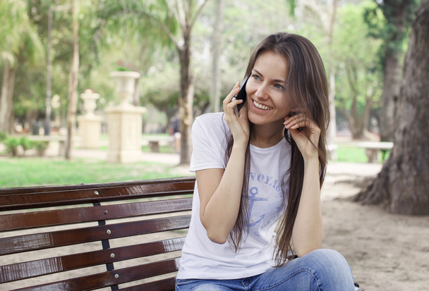 Beautiful young woman talking on the phone - Foto, imagen