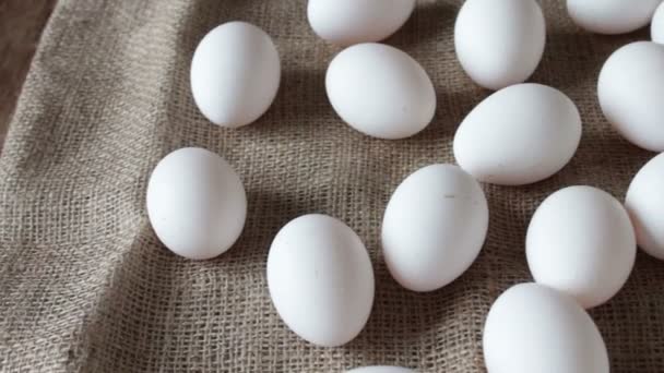 Свежие сырые белые яйца
 - Кадры, видео