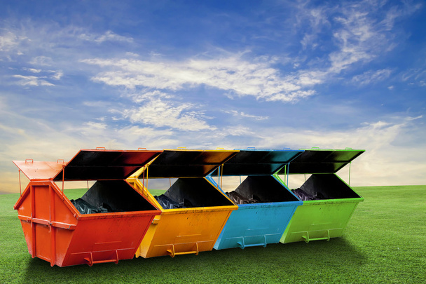 Lixeira industrial colorida (lixeira) para resíduos urbanos ou
  - Foto, Imagem