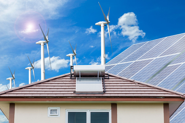 Zonnepanelen voor warm water system op dak en wind turbines blauw  - Foto, afbeelding