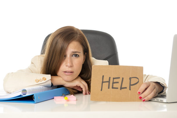 сумна відчайдушна бізнес-леді в стресі на офісному комп'ютері тримає знак допомоги
 - Фото, зображення
