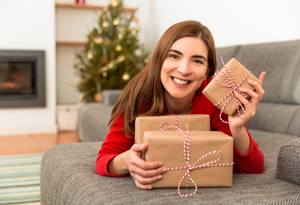 woman holding Christmas presents - Foto, afbeelding