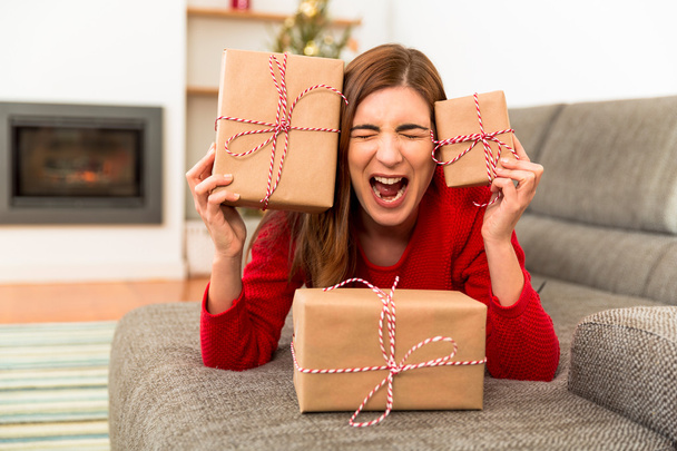  woman in panic holding Christmas presents - Foto, Bild