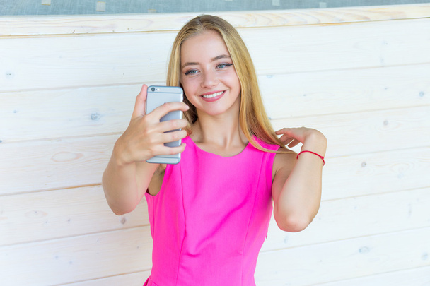 young woman taking selfie - Fotoğraf, Görsel
