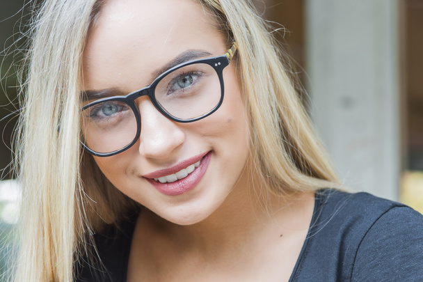 young woman in glasses - Foto, afbeelding
