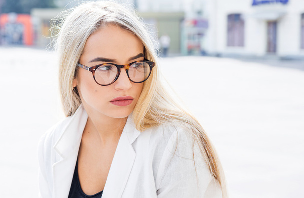 young woman in glasses - Fotoğraf, Görsel