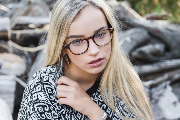 Jeune femme en lunettes
 - Photo, image