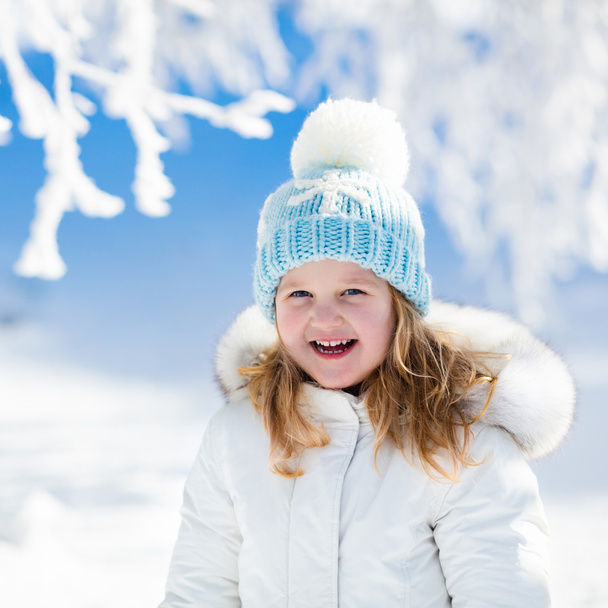 Enfant s'amusant dans un parc d'hiver enneigé
 - Photo, image