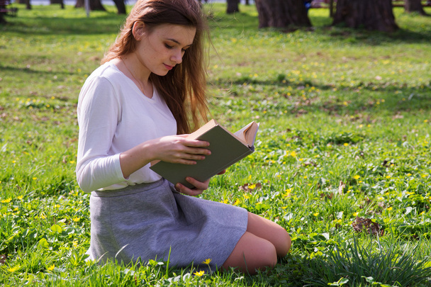 girl reading book  - Фото, изображение