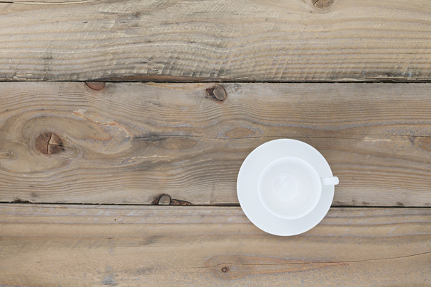 Порожня біла чашка кави на старому дерев'яному столі, вид зверху з копією спа
 - Фото, зображення