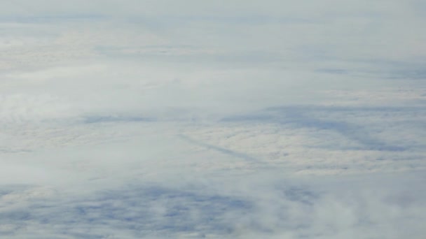 Πετώντας πάνω από τα σύννεφα μπλε ουρανό και λευκά σύννεφα σωρού αναζητούν μέσα από το φινιστρίνι που φέρουν αεροπλάνο. - Πλάνα, βίντεο