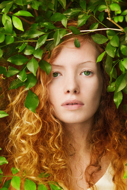 Göndör, vörös hajú lány tündér a természet - Fotó, kép