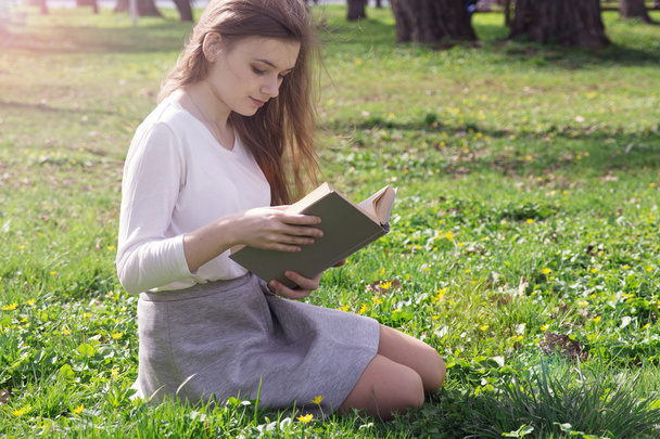 girl reading book  - Foto, Bild
