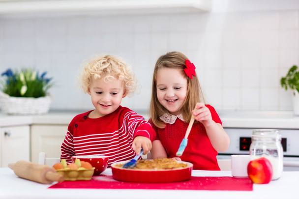 Kids baking apple pie - Fotografie, Obrázek