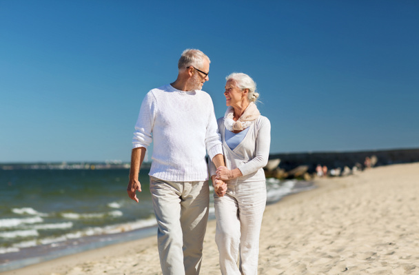 feliz pareja de ancianos tomados de la mano en verano playa
 - Foto, Imagen