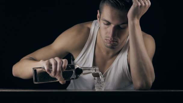 depressieve man die het drinken van wodka in een donkere kamer - Video