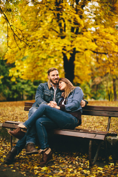 Young couple in the autumn park - Fotografie, Obrázek