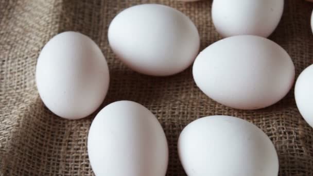 ovos crus grandes brancos frescos
 - Filmagem, Vídeo
