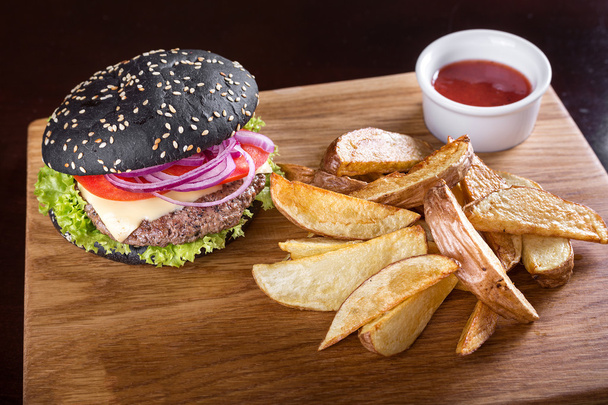 hamburguesa negra en el tablero
 - Foto, Imagen