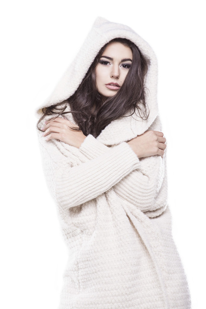 Bella giovane donna in maglione caldo con un cappuccio
 - Foto, immagini