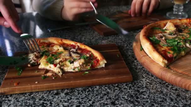 As pessoas comem grandes pedaços de pizza quente
 - Filmagem, Vídeo