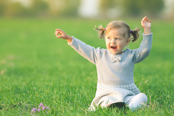 Joyeux enfant en plein air, champ jaune levé ses mains. Automne, automne
 - Photo, image