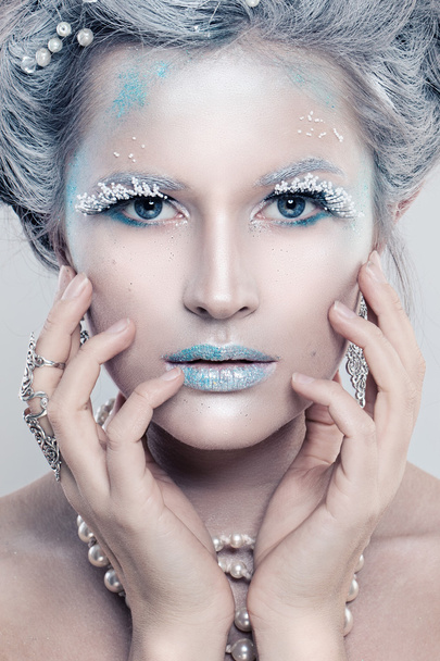 Téli szépségápolási nő divat modell. Gyönyörű lány a hó haj - Fotó, kép