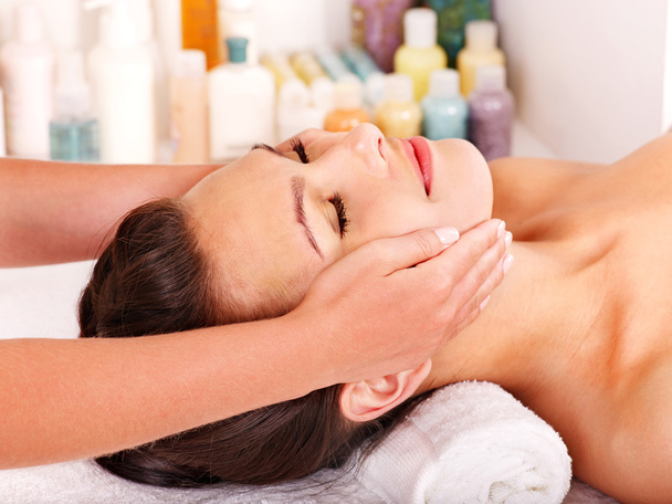Mujer recibiendo masaje facial
 . - Foto, Imagen