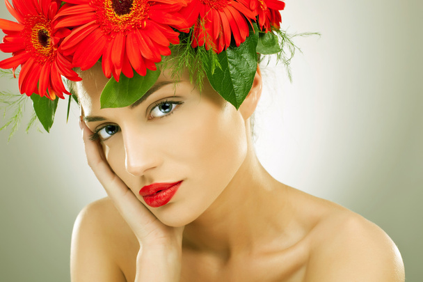 upea viettelevä nainen yllään kukkia hänen hiukset
 - Valokuva, kuva