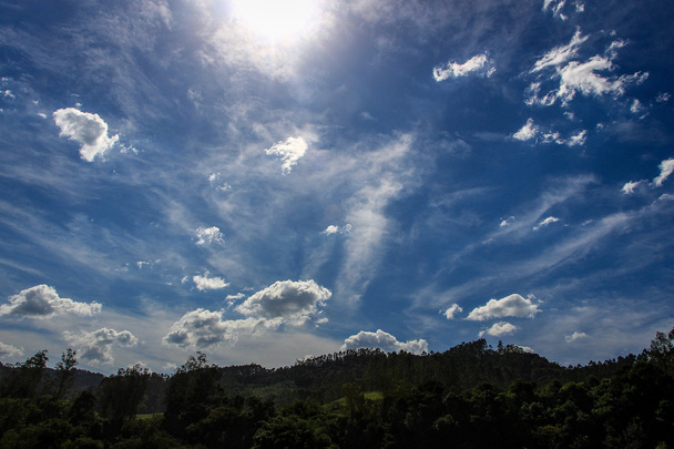 Paisaje verde con cielo azul
 - Foto, Imagen