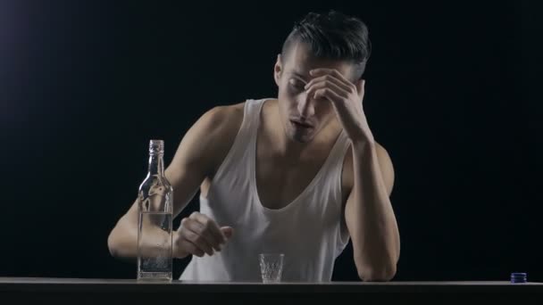 depressieve man die het drinken van wodka in een donkere kamer - Video