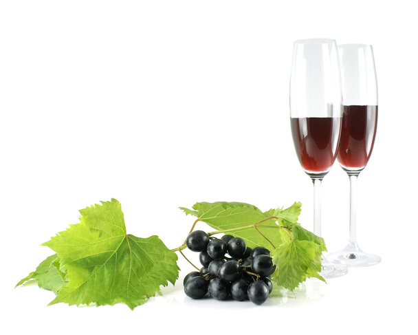 černé hrozny a vysoké sklenice na víno isola - Fotografie, Obrázek
