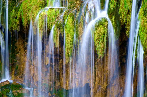 Красивый водопад в Плитвицком национальном парке
 - Фото, изображение