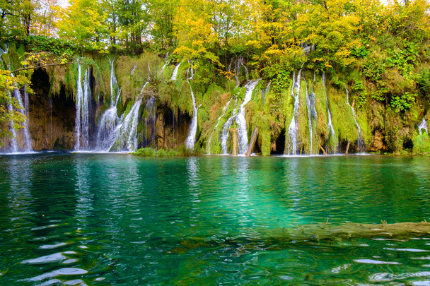 Plitvicen kansallispuiston vesiputoukset
 - Valokuva, kuva