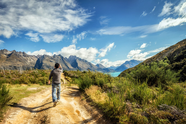 Озеро Вакатипу между Квинтауном и Гленорчи на Южном острове Новой Зеландии
. - Фото, изображение