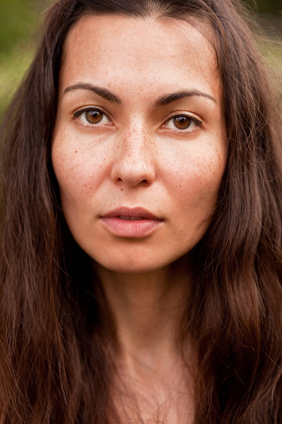 Egy gyönyörű barna nő portréja - Fotó, kép
