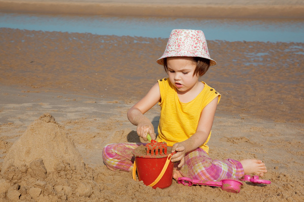 Kumsaldaki küçük kız - Fotoğraf, Görsel