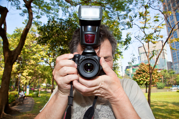 Fotógrafo masculino en el parque
 - Foto, imagen