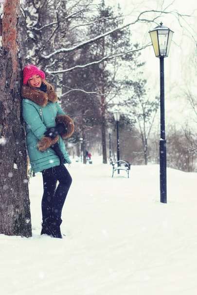 дівчина в зимовій вуличній лавці
 - Фото, зображення