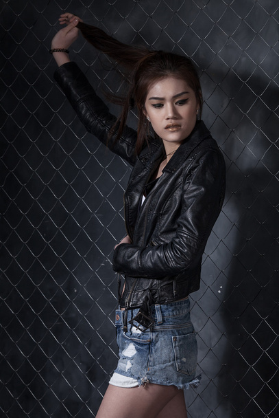 Asian model in jeans shorts - Zdjęcie, obraz