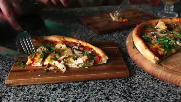 Ludzie jedzą duże kawałki gorącej pizzy - Materiał filmowy, wideo