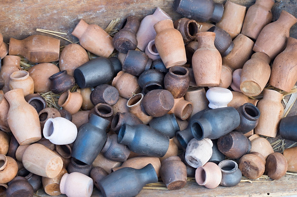 muitos vasos de argila miniatura de cores diferentes
 - Foto, Imagem
