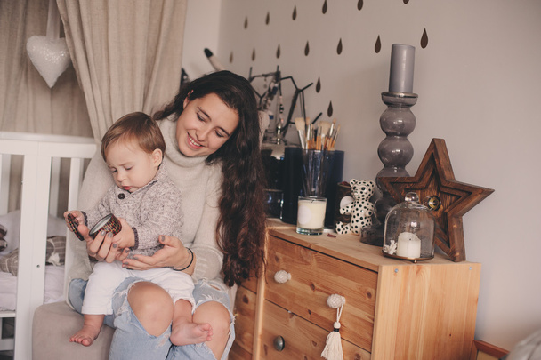 mutlu anne ve bebek oğlu birlikte evde oynamak. Mutlu aile yaşam kavramı gerçek hayat iç - Fotoğraf, Görsel
