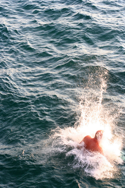 Человек в море
 - Фото, изображение