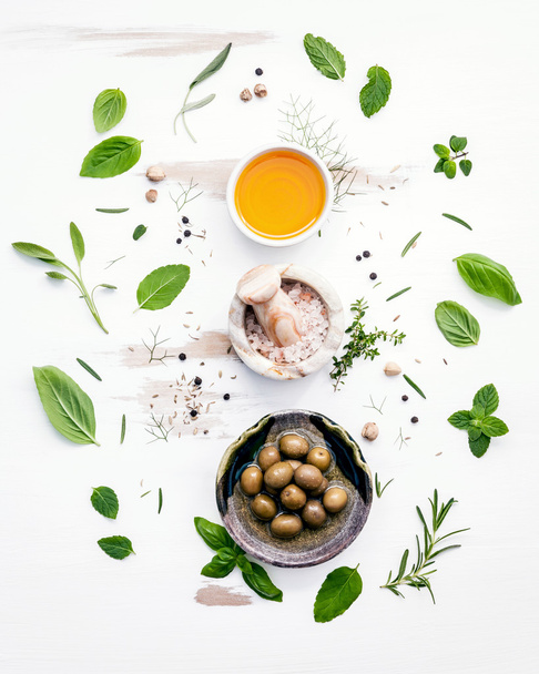 Diferentes tipos de aceites de cocina. Aceite de oliva aromatizado, aceites de especias
  - Foto, imagen
