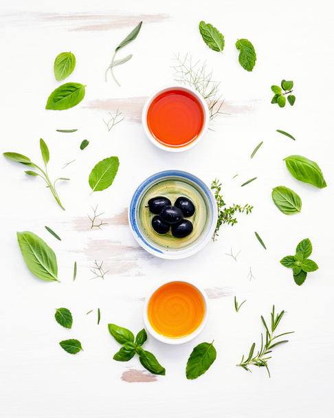 Різні види кулінарних олій. Оливкова олія зі смаком, олія спецій
  - Фото, зображення