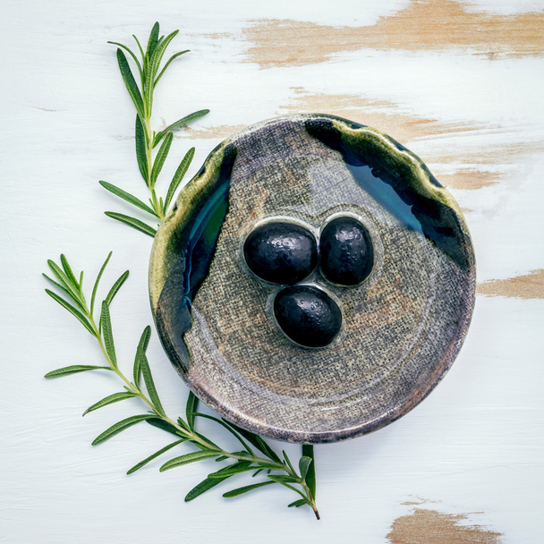 Mísa extra panenský olivový olej s rozmarýnem. Snítky rozmarýnu - Fotografie, Obrázek
