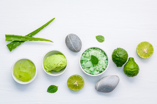 Домашний уход за кожей и скрабы для тела с зеленым натуральным ингредиентом
 - Фото, изображение