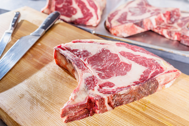 Trockene Alterung von Rindfleisch, Steak über offenem Feuer - Foto, Bild