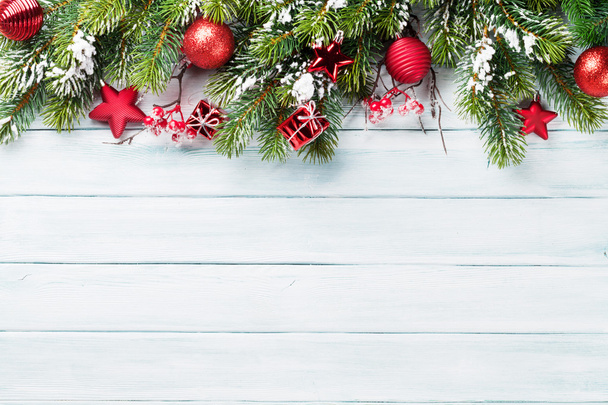 Vánoční strom jedle sníh a dekorace. - Fotografie, Obrázek